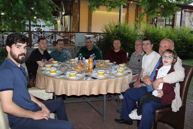 GÖNÜL DOSTLARI İFTAR YEMEĞİNDE EYÜP ATMACA’YI YALNIZ BIRAKMADI