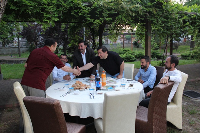 GÖNÜL DOSTLARI İFTAR YEMEĞİNDE EYÜP ATMACA’YI YALNIZ BIRAKMADI