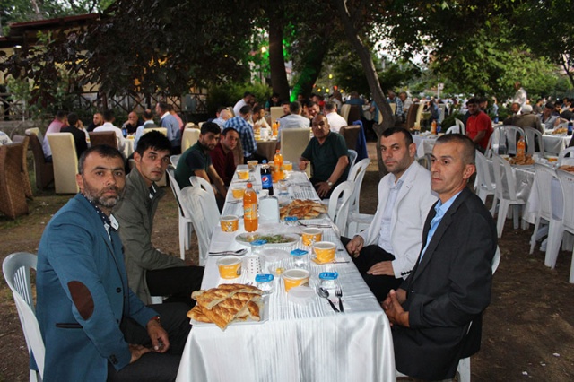 GÖNÜL DOSTLARI İFTAR YEMEĞİNDE EYÜP ATMACA’YI YALNIZ BIRAKMADI