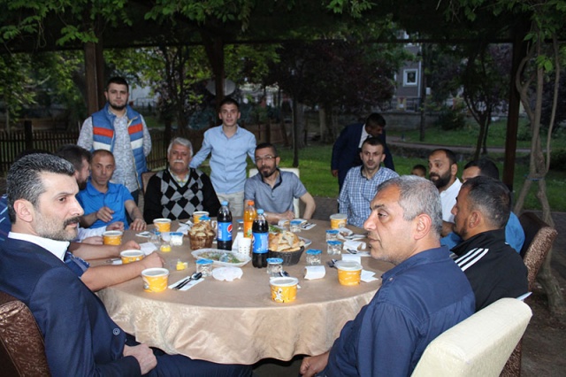 GÖNÜL DOSTLARI İFTAR YEMEĞİNDE EYÜP ATMACA’YI YALNIZ BIRAKMADI