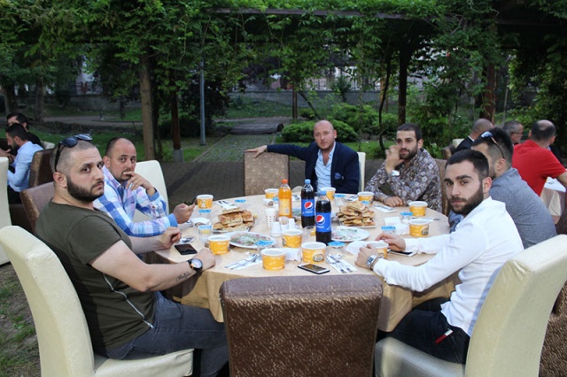 GÖNÜL DOSTLARI İFTAR YEMEĞİNDE EYÜP ATMACA’YI YALNIZ BIRAKMADI