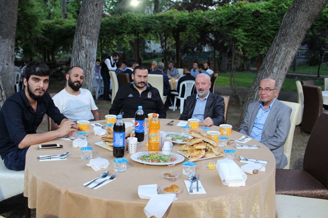 GÖNÜL DOSTLARI İFTAR YEMEĞİNDE EYÜP ATMACA’YI YALNIZ BIRAKMADI