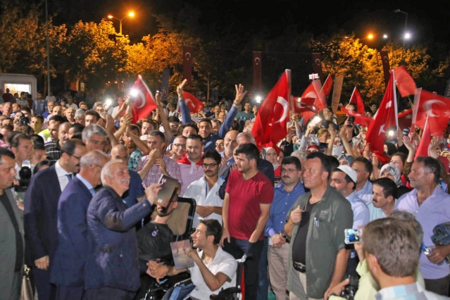 HALKIMIZLA MEYDANLARDA OLMAYA DEVAM EDECEĞİZ