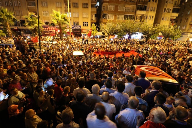 İLK GÜNDEN İTİBAREN HALKLA BERABER AYAKTALAR