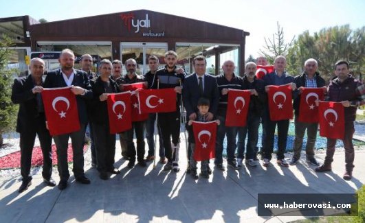 Başkan Taşçı Özel Harekat Polislerine Türk Bayrağı hediye etti.