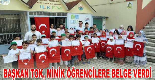 Başkan Tok, minik öğrencilere belge verdi