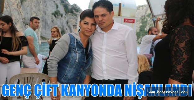 Genç çift kanyonda nişanlandı