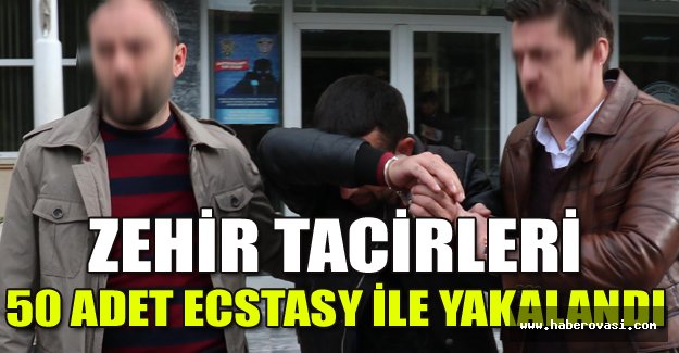 Otomobilde 50 adet Ecstasy ile yakalandılar