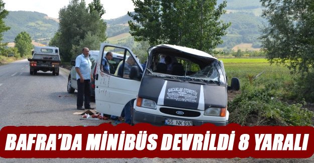 BAFRA’DA MİNİBÜS DEVRİLDİ 8 YARALI