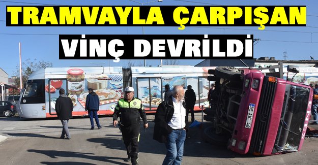 Samsun'da tramvayla çarpışan vinç devrildi