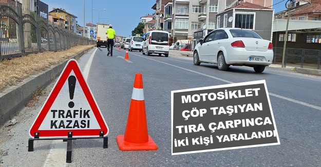 Bafra'da atık yüklü tıra motosiklet çarptı, 2 yaralı