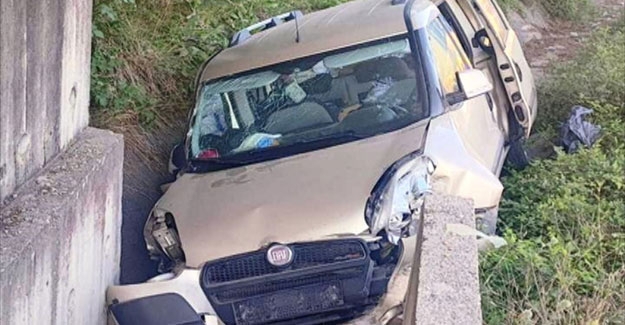 Sinop'ta su kanalına devrilen ticari araçta 4 kişi yaralandı