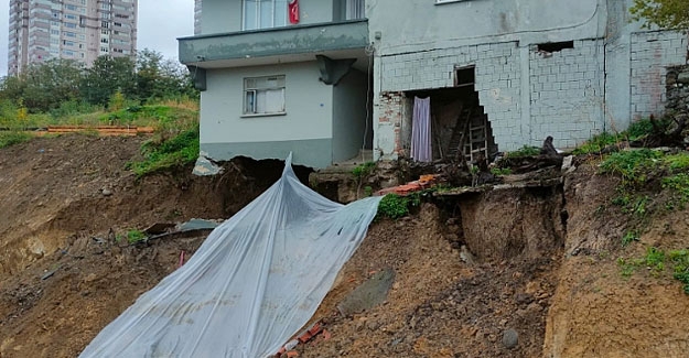 Samsun'da iki katlı binada toprak kayması oldu