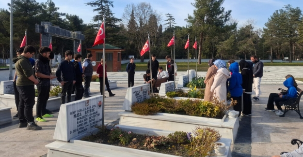 Samsun'da Genç gönüllüler şehitliği ziyaret etti