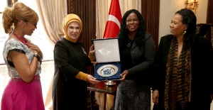 CFSA tarafından Emine Erdoğan'a plaket verildi.