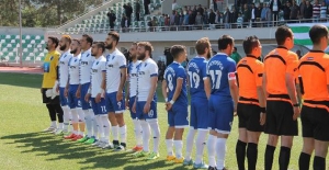 Futbolcular protokole sırtlarını döndüler