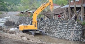 Terme'de dereye istinat duvarı çekiliyor