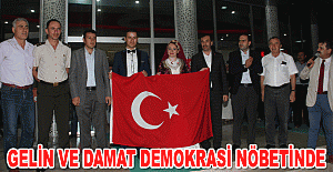 Gelin ve damat demokrasi nöbetinde