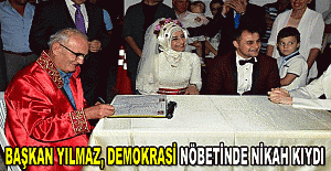 Başkan Yılmaz, demokrasi nöbetinde nikah kıydı