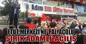 Etüt Merkezi'ne 'palyaçolu, sırık adamlı' açılış