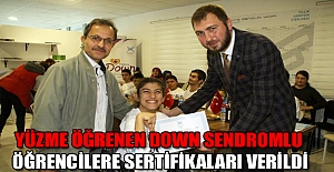 Yüzme öğrenen down sendromlu öğrencilere sertifikaları verildi