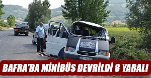 BAFRA’DA MİNİBÜS DEVRİLDİ 8 YARALI