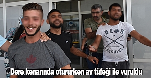 Dere kenarında otururken av tüfeği ile vuruldu