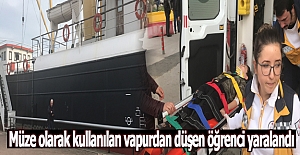 Müze olarak kullanılan vapurdan düşen öğrenci yaralandı