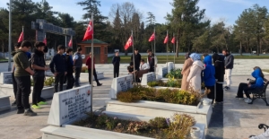 Samsun'da Genç gönüllüler şehitliği ziyaret etti